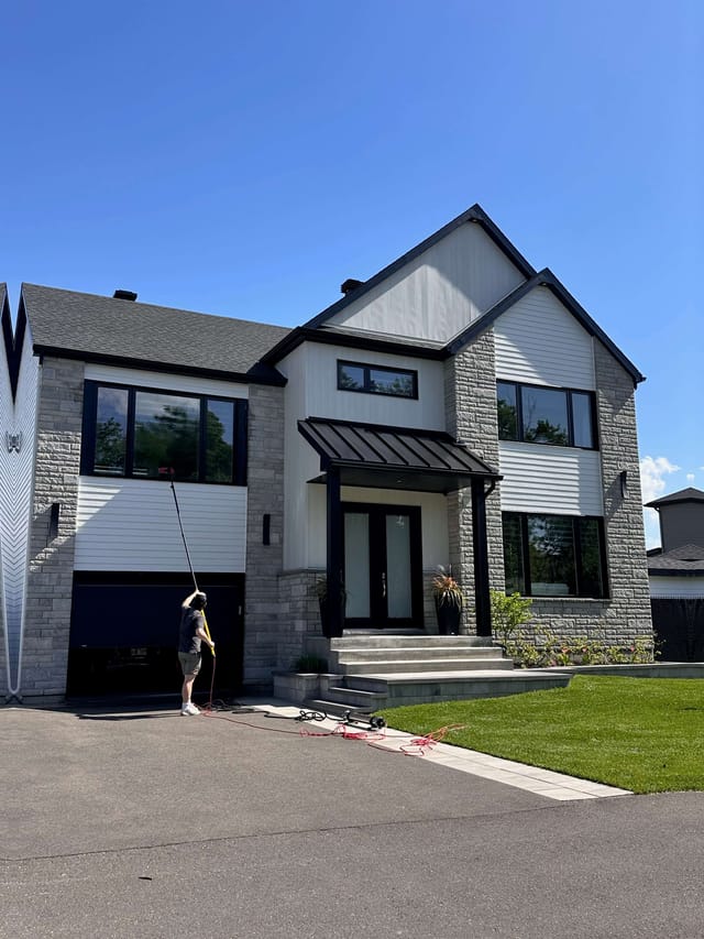 Nettoyage fenêtre - Maison moderne blanche